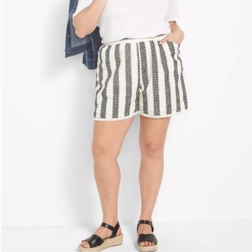 Lane Bryant Soft Jacquard Boho Mid Rise Shorts with Tassels Size 18/20 NWT